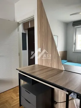 Spavaća soba sa radnim stolom i velikim ogledalom. - image 4