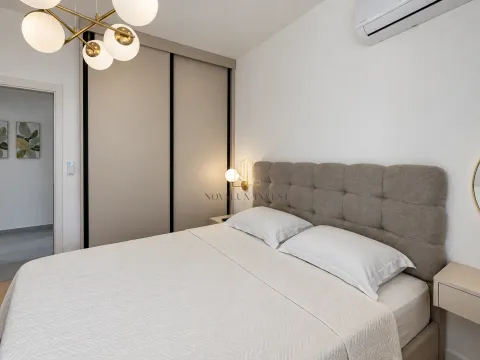 Moderna spavaća soba sa bračnim krevetom, ugradnim plakarom i lusterom. - image 12