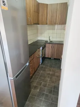 Manja kuhinja sa drvenim elementima i frižiderom. - image 7