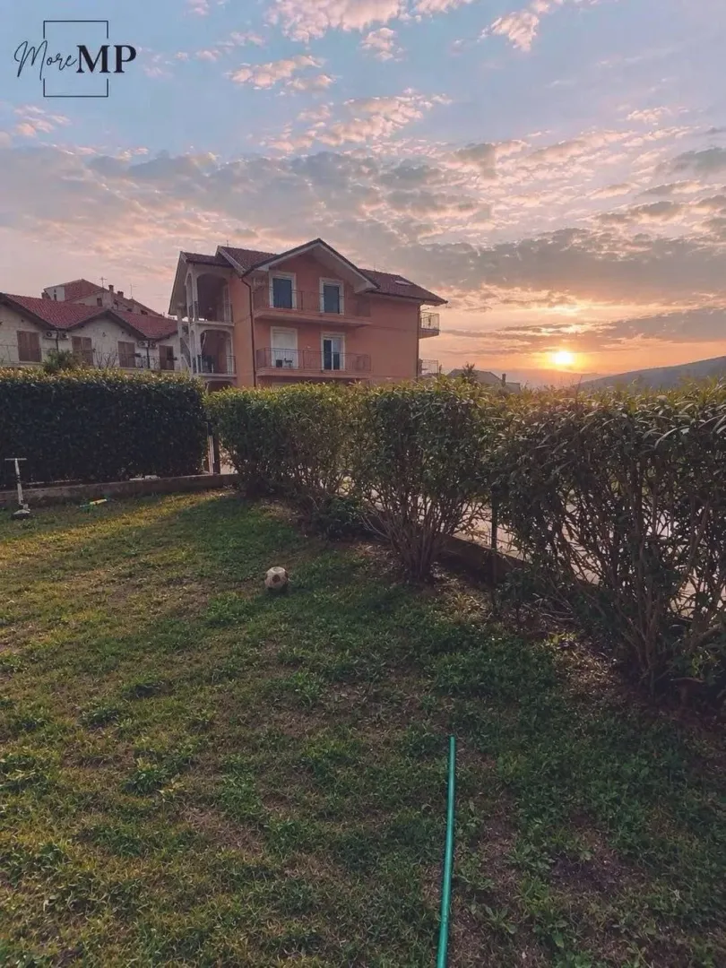 Pogled na dvorište i spoljašnjost kuće u suton.