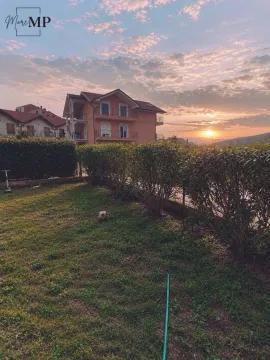 Pogled na dvorište i spoljašnjost kuće u suton. - image 6