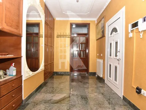 Rent, house, 752m², Zelenika, Podgorica - image 12