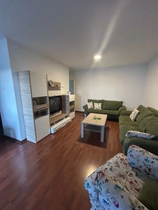 Izdavanje, trosoban stan, 100m², Preko Morače, Podgorica