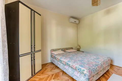 Spavaća soba sa bračnim krevetom i garderoberom. - image 39