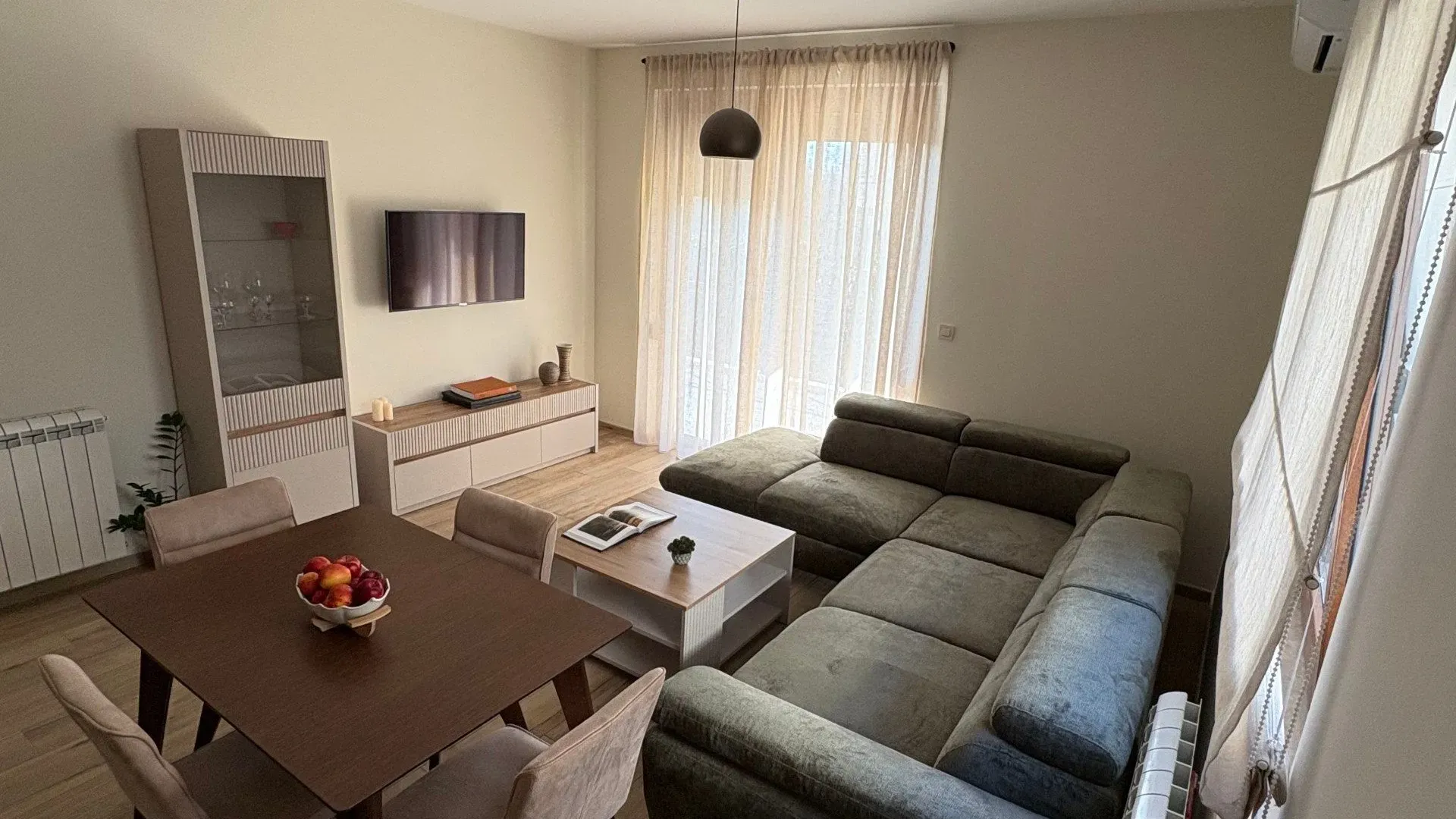 Izdavanje, jednosoban stan, 50m², Tivat, Crna Gora