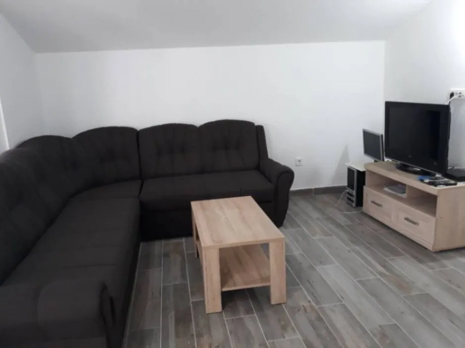 Izdavanje, jednosoban stan, 51m², Gradiošnica, Tivat