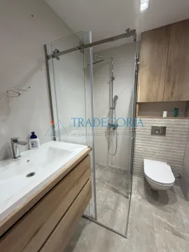 Moderno opremljeno kupatilo sa tuš kabinom, umivaonikom i visećim toaletom. - image 9