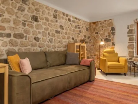 Izdavanje, kuća, 170m², Škaljari, Kotor - image 5