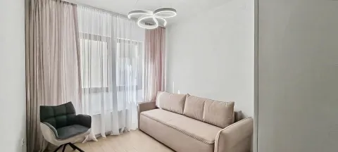 Dnevna soba sa kaučem, foteljom i velikim prozorom sa zavjesama. - image 8