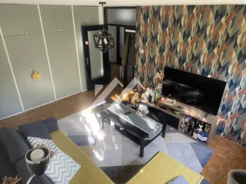 Dnevna soba sa garniturom, televizorom i ugradnim plakarima. - image 18