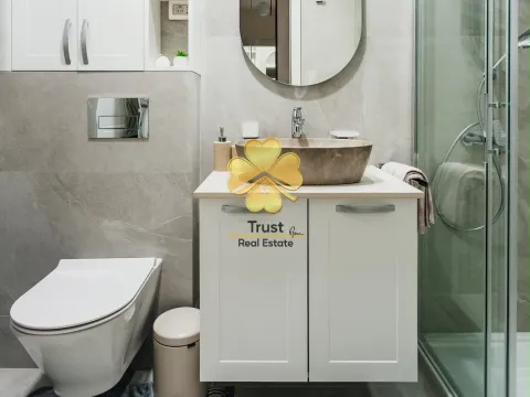 Moderne opremljeno kupatilo sa umivaonikom, wc šoljom i tuš kabinom. - image 7