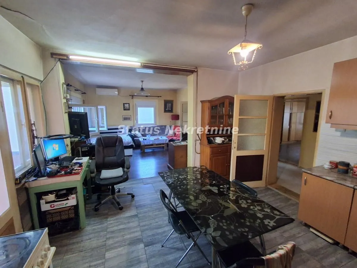 Kuhinja sa trpezarijom i pogledom na dnevni boravak.