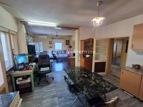 Kuhinja sa trpezarijom i pogledom na dnevni boravak. - image 2