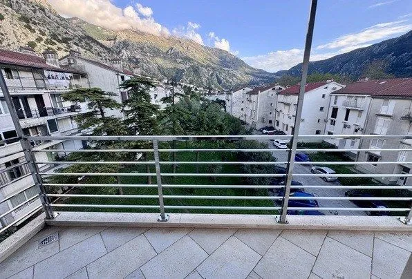 Prodaja, dvosoban stan, 121m², Dobrota, Kotor