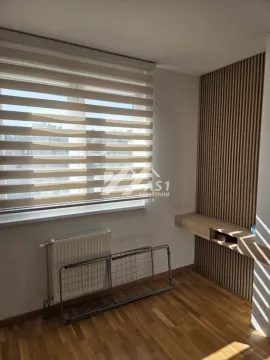 Prazna soba sa prozorom, drvenim podom i dekorativnim drvenim panelima na zidu. - image 6