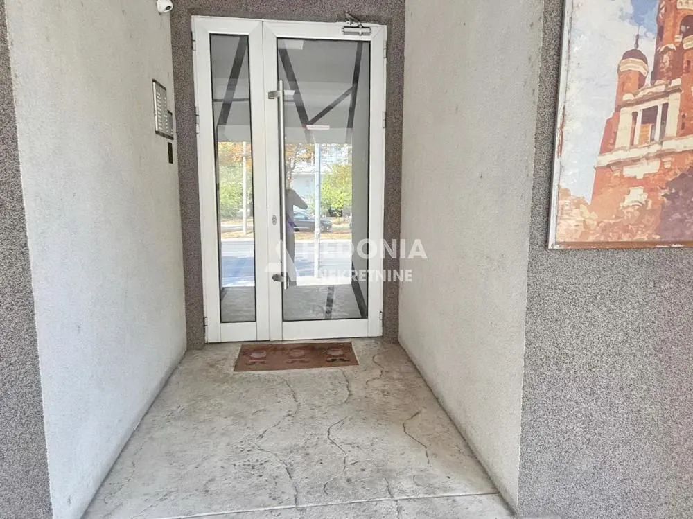 Ulazna vrata zgrade sa staklenim panelima.