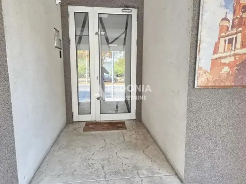 Ulazna vrata zgrade sa staklenim panelima. - image 4
