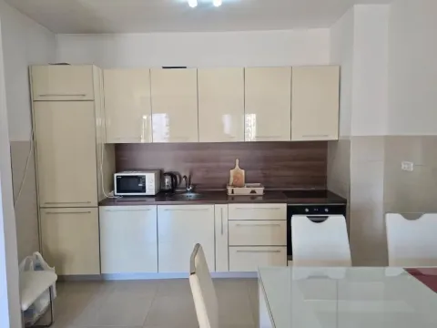Manja kuhinja sa bež elementima i ugradnim uređajima. - image 4