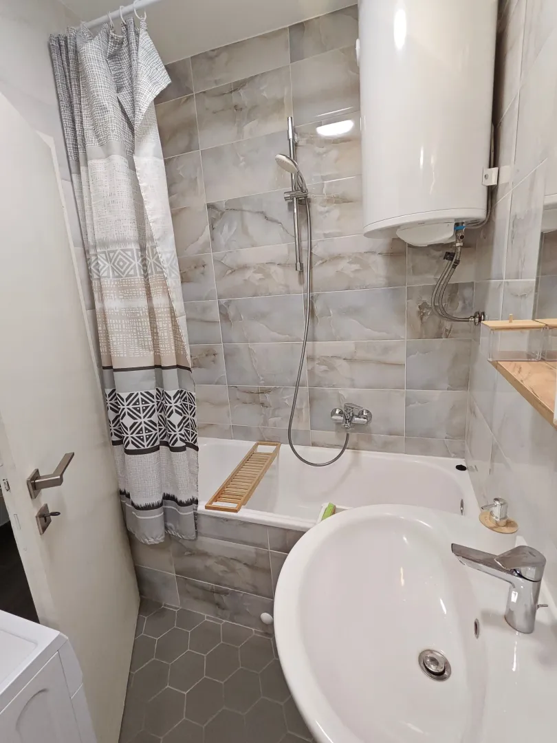 Izdavanje, dvosoban stan, 46m², Stari grad, Novi Sad