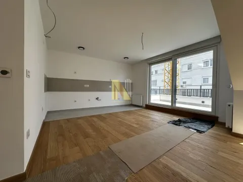 Prazna soba sa parketom i izlazom na terasu. - image 7