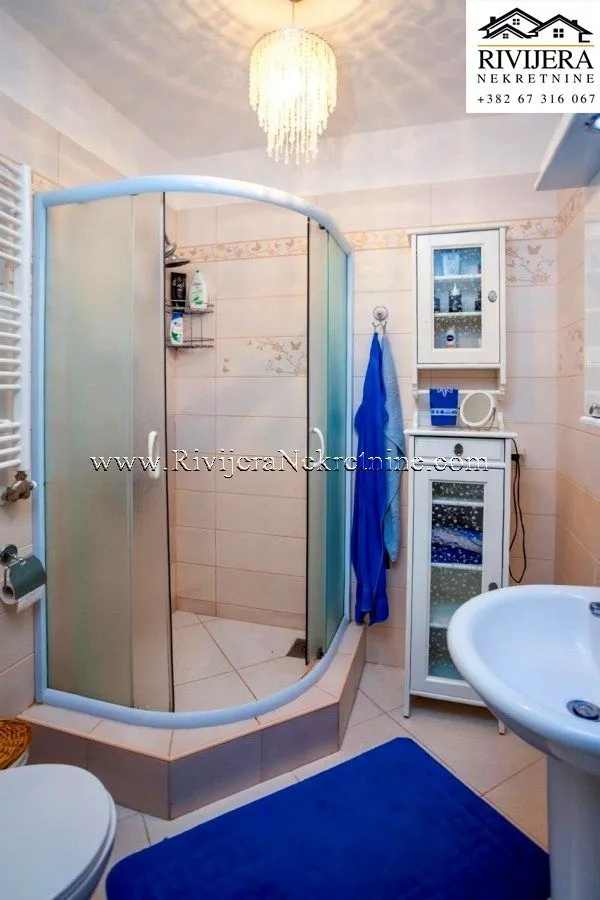 Prodaja, trosoban stan, 220m², Dobrota, Kotor
