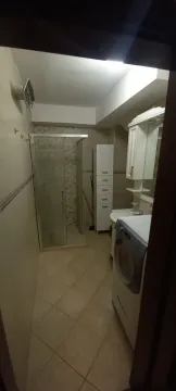 Kupatilo sa tuš kabinom, umivaonikom i veš mašinom. - image 8