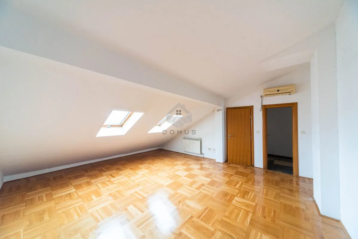 Izdavanje, trosoban stan, 160m², Pobrežje, Podgorica