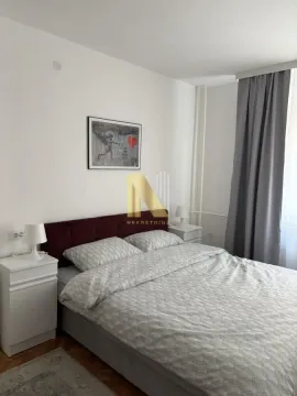 Uređena spavaća soba sa bračnim krevetom i noćnim stočićima. - image 7