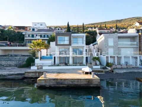 Pogled sa mora na modernu višespratnu kuću sa privatnim molom. - image 2