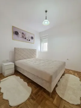 Bright and tidy bedroom with a double bed. - image 4
