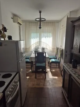 Kuhinja sa trpezarijom i starinskim drvenim nameštajem. - image 5