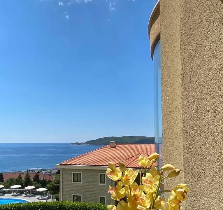Izdavanje, jednosoban stan, 75m², Bečići, Budva