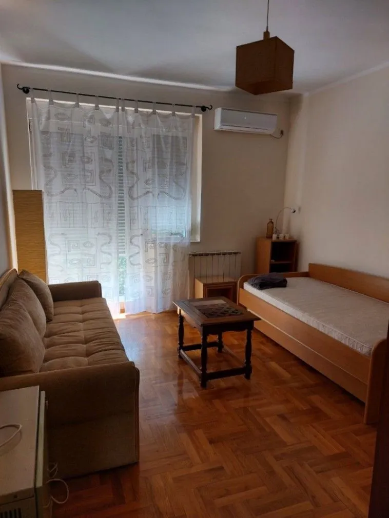 Izdavanje, dvosoban stan, 65m², Centar, Podgorica