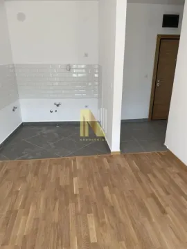 Nenamešten deo kuhinje sa keramičkim pločicama i drvenim podom u stanu. - image 7