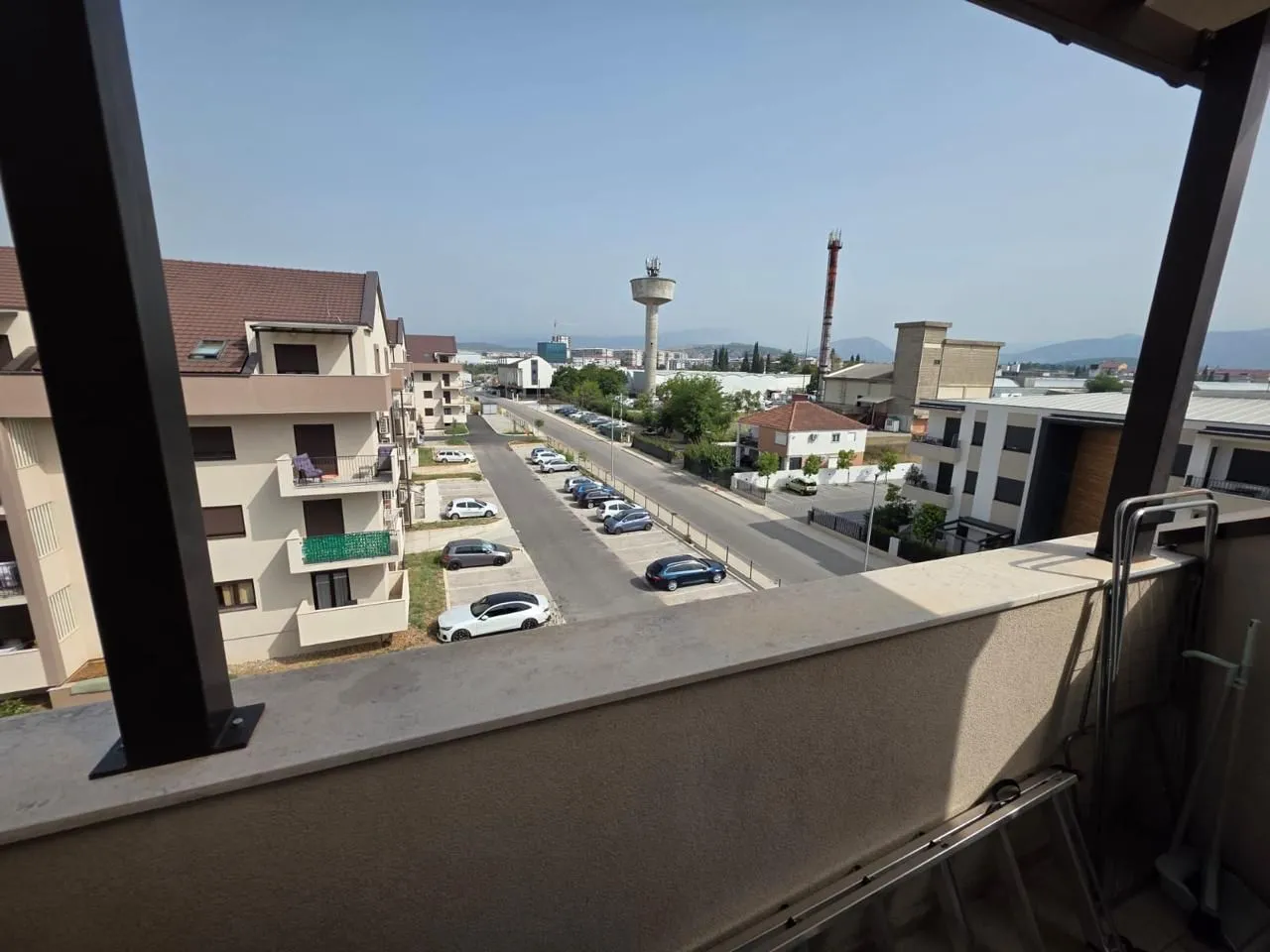 Pogled na okolinu i ulicu sa balkona.