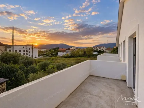 Pogled sa terase na okolno naselje i zalazak sunca. - image 37