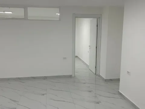 Izdavanje, poslovni prostor, 45m², Centar, Podgorica - image 3