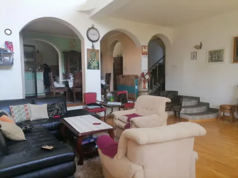 Prodaja, kuća, 330m², Podgorica, Crna Gora - image 2