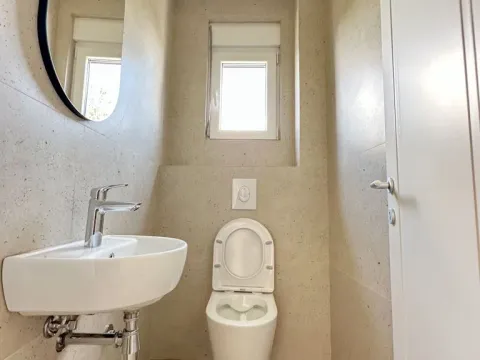 Izdavanje, četvorosoban stan, 160m², Drač, Podgorica - image 14