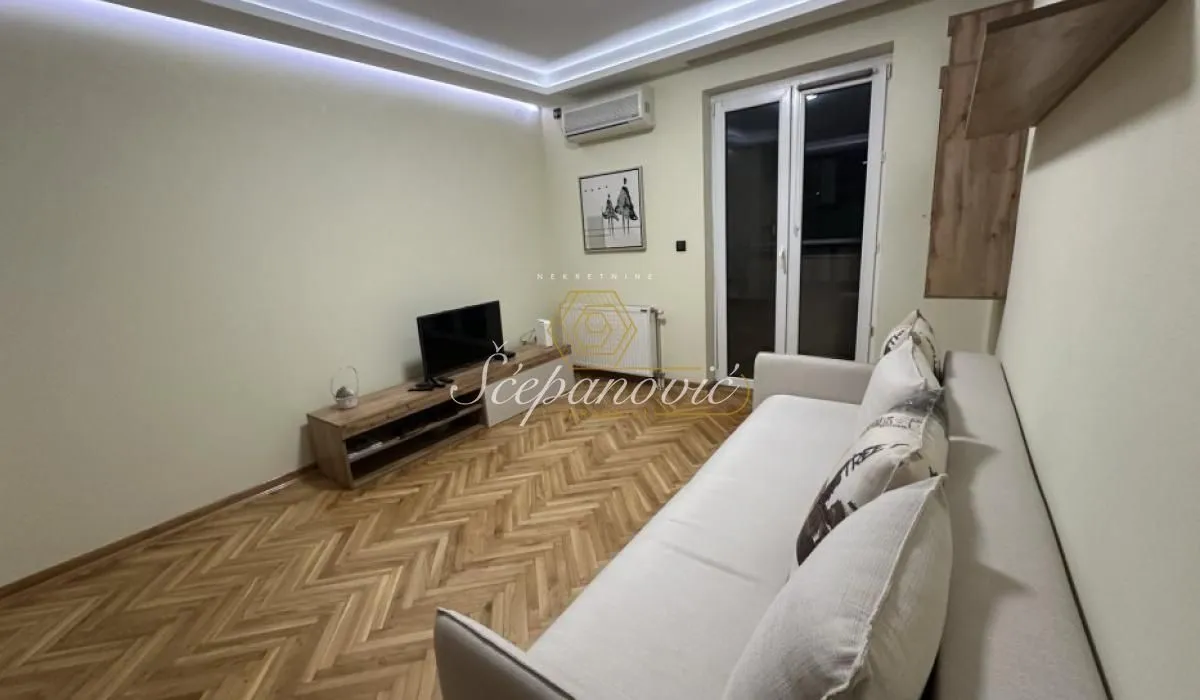 Izdavanje, dvosoban stan, 43m², Bulevar Oslobodjenja, Novi Sad Sve Podlokacije