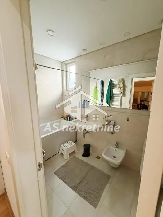 Izdavanje, četvorosoban stan, 157m², Savski Venac, Beograd