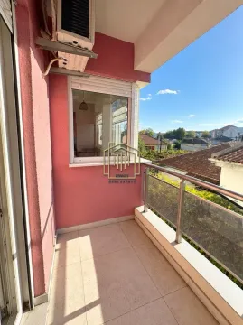 Natkriveni balkon sa popločanim podom i pogledom na okolinu. - image 12