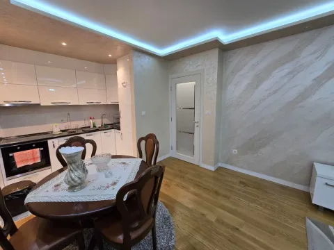 Kuhinja sa trpezarijom i modernim elementima. - image 9