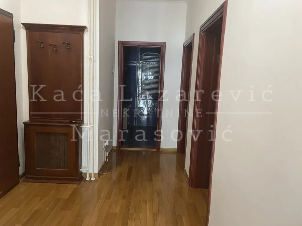 Izdavanje, trosoban stan, 126m², Savski Venac, Beograd