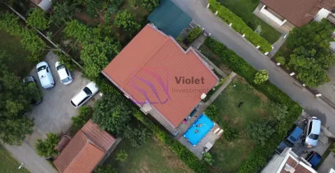 Pogled iz vazduha na kuću sa bazenom i dvorištem. - image 2