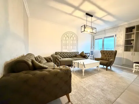 Dnevna soba sa garniturom, foteljom i stočićem. - image 2