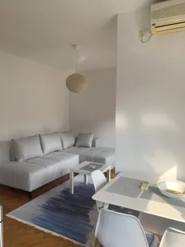 Svijetla dnevna soba sa ugaonom garniturom i trpezarijskim stolom. - image 3