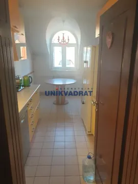 Manja kuhinja sa trpezarijskim stolom i prozorom na kraju prostorije. - image 13