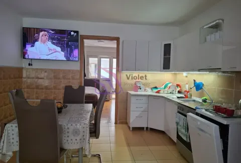 Kuhinja sa trpezarijom i TV-om na zidu. - image 9