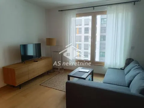 Dnevna soba sa garniturom, TV komodom i velikim prozorom. - image 2
